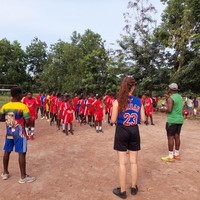 Handballunterricht mit den jüngeren Klassenstufen am CEG Hanyigba