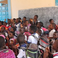 Verteilung der Schulranzen-Spende der Hilfsorganisation „Hilfe für Togo“ aus Deutschland