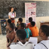 Aufklärungsworkshop der togolesischen NGO „IVA“ an einem Gymnasium zum Thema Sexualität und Menstruation im Rahmen des Stoffbindenprojektes „Lionne“