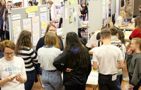 Gut beraten: Nonnenwerther Alumni informieren bei Berufs- und Studienberatungsmesse "JTTT"